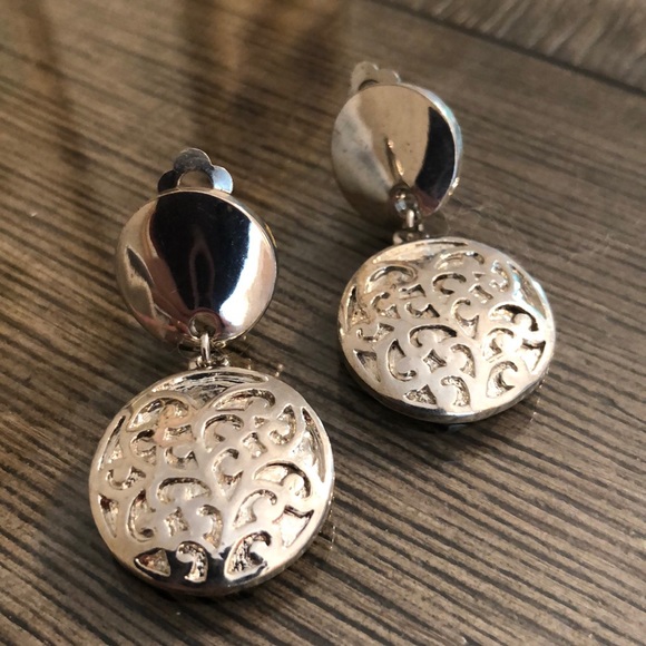 Vintage Clip Earrings Smooth & Filigree Discs Dangles - Picture 3 of 11